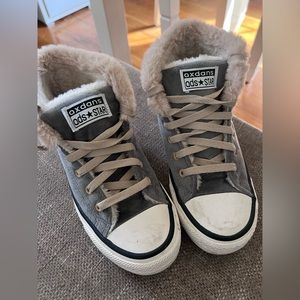 Off brand Faux Suede sneaker with Faux Fur lining. Good condition.